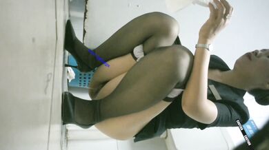 商场女厕全景偷拍多位黑丝美女嘘嘘❤️各种美鲍完美呈现 (6)